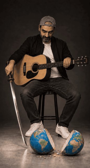 Quim Vila amb guitarra, espasa i globus